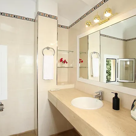 Villa Distinguished 4 Bedrooms Segu Cini *