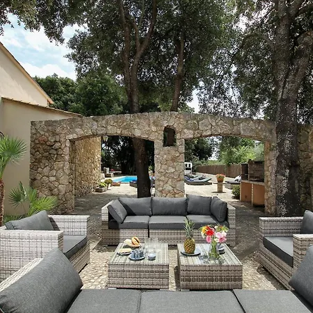 Distinguished 4 Bedrooms Segu Cini Recently Renovated With Modern Interior