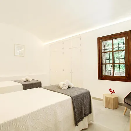 Distinguished 4 Bedrooms Segu Cini Recently Renovated With Modern Interior Villa