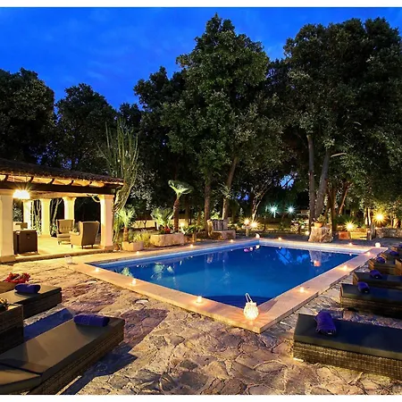 Distinguished 4 Bedrooms Segu Cini Villa