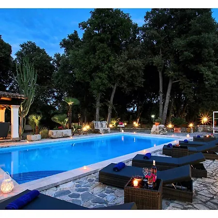 Distinguished 4 Bedrooms Segu Cini פוינסה