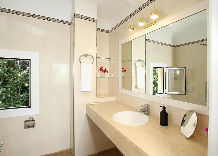 Villa Distinguished 4 Bedrooms Segu Cini *