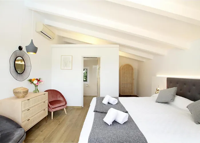 Distinguished 4 Bedrooms Segu Cini