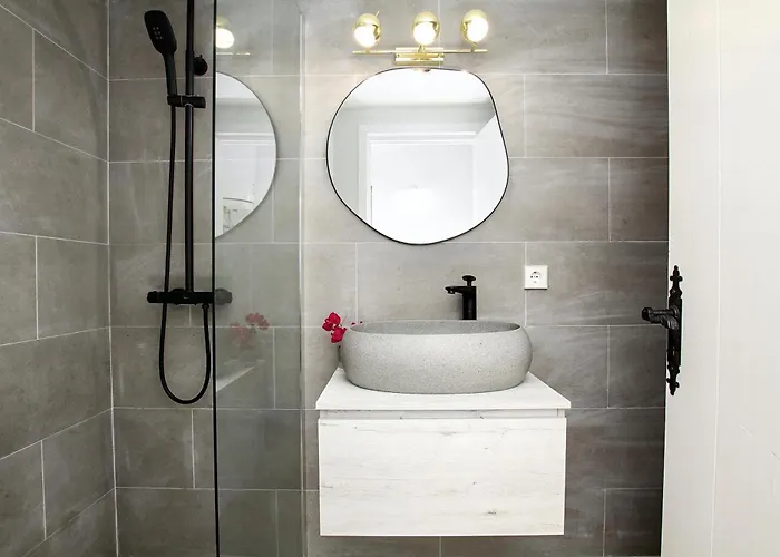 Distinguished 4 Bedrooms Segu Cini Villa *