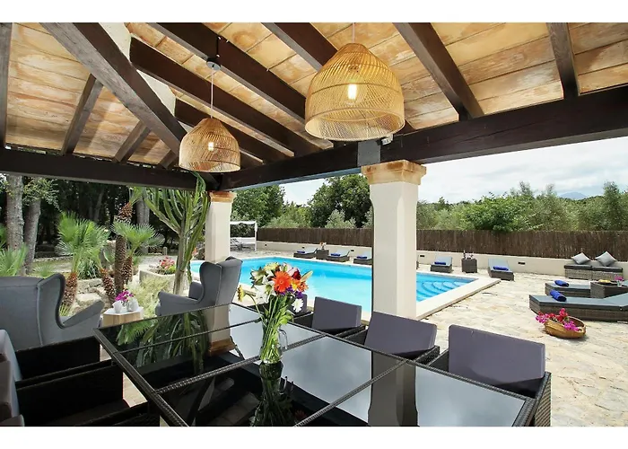 Distinguished 4 Bedrooms Segu Cini