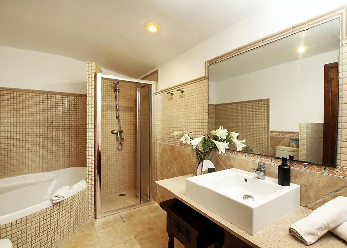 Villa Distinguished 4 Bedrooms Segu Cini *