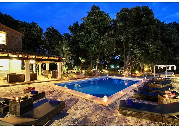 Distinguished 4 Bedrooms Segu Cini Villa