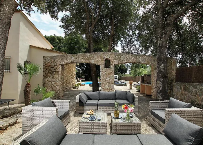 Distinguished 4 Bedrooms Segu Cini