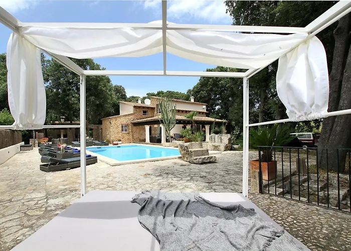 Distinguished 4 Bedrooms Segu Cini Villa